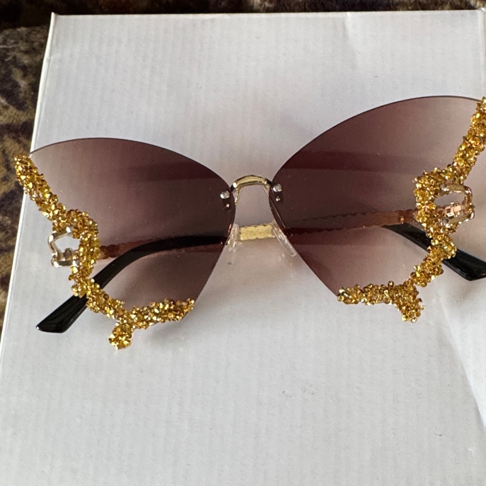 ★ Oversized Rhinestone Butterfly Sunglasses Glam Fashion Shades